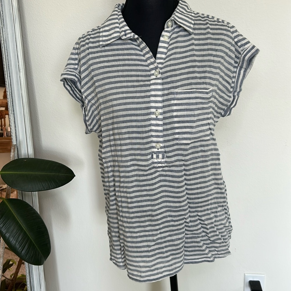 AMERICAN EAGLE OUTFITTERS SHORT SLEEVE WITH COLLAR BLUE AND WHITE STRIPED BLOUSE